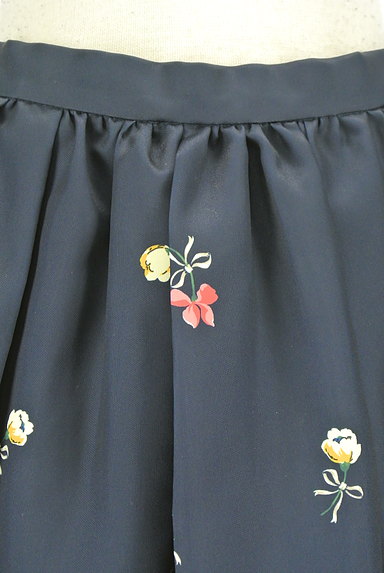 31 Sons de mode（トランテアン ソン ドゥ モード）の古着「タックフレア花柄膝丈スカート（スカート）」大画像４へ