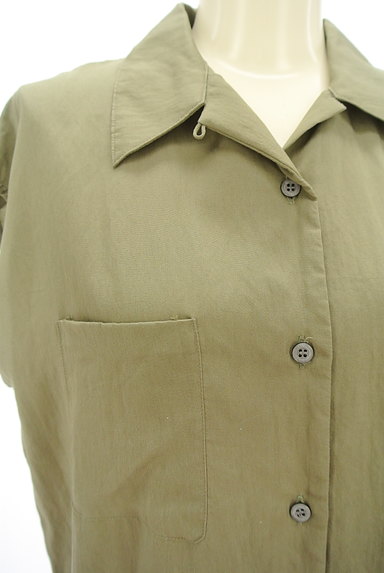 un dix cors（アンディコール）の古着「とろみカーキのゆったりフレンチ半袖シャツ（カジュアルシャツ）」大画像４へ