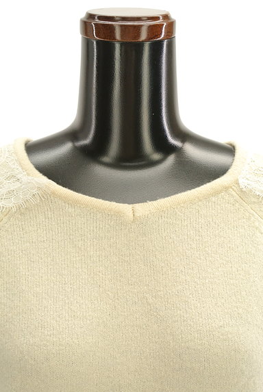 Couture Brooch（クチュールブローチ）の古着「肩レースデザインアイボリーニット（ニット）」大画像５へ