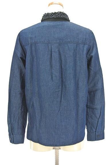 COMME CA DU MODE（コムサデモード）の古着「衿ビジューインディゴデニム長袖シャツ（カジュアルシャツ）」大画像２へ