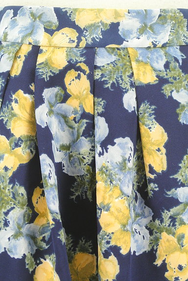 MERCURYDUO（マーキュリーデュオ）の古着「膝上丈花柄タックフレアスカート（ミニスカート）」大画像４へ