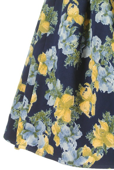 MERCURYDUO（マーキュリーデュオ）の古着「膝上丈花柄タックフレアスカート（ミニスカート）」大画像５へ