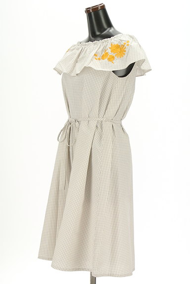 Couture Brooch（クチュールブローチ）の古着「刺繍オフショルフリルワンピース（ワンピース・チュニック）」大画像３へ