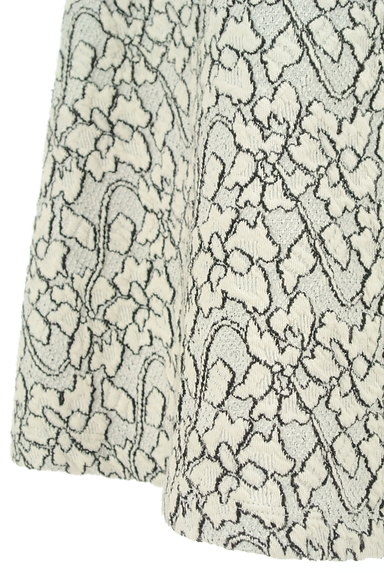 BCBG MaxAzria（ビーシービージーマックスアズリア）の古着「凹凸花柄織地膝上丈フレアスカート（スカート）」大画像５へ