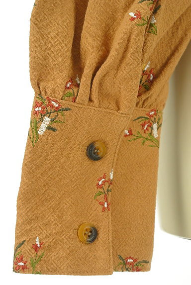 MOUSSY（マウジー）の古着「お花刺繍のふわ袖カットソー（カットソー・プルオーバー）」大画像５へ