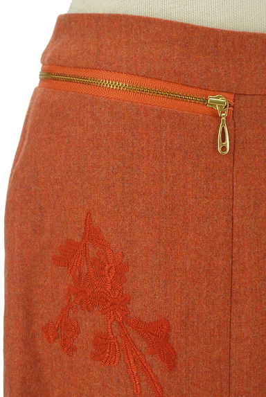 VIVIENNE TAM（ヴィヴィアンタム）の古着「膝下ウール刺繍タックスカート（スカート）」大画像４へ