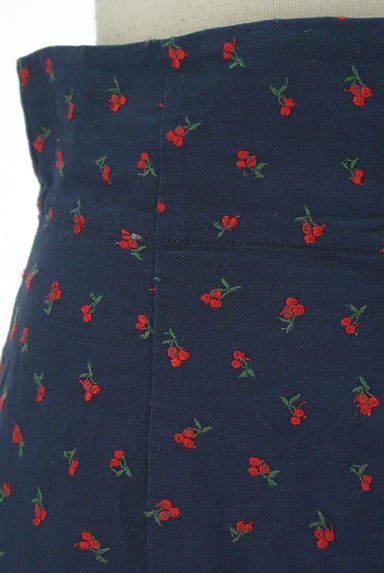 deicy（デイシー）の古着「赤い実刺繍コットンリネンフレアミニスカート（ミニスカート）」大画像４へ
