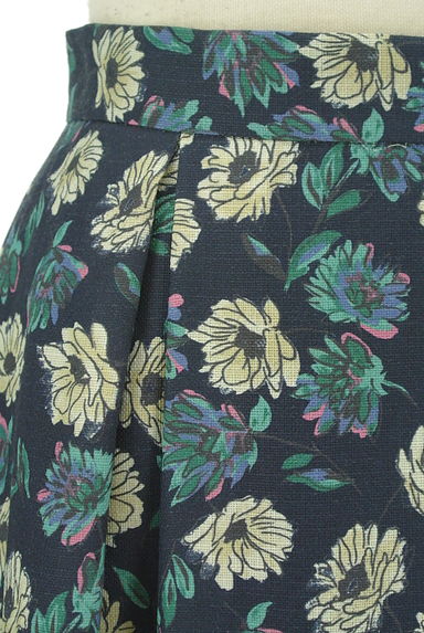 UNITED ARROWS（ユナイテッドアローズ）の古着「レトロ花柄ミモレ丈タックフレアスカート（ロングスカート・マキシスカート）」大画像４へ