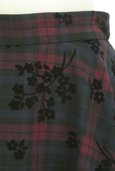 Bon mercerie（ボンメルスリー）の古着「膝下丈フロッキー花柄チェックスカート（スカート）」大画像４へ