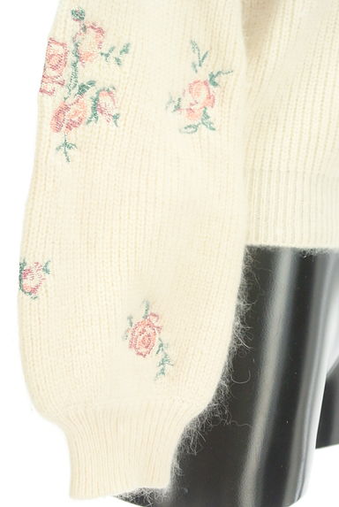 JILL by JILLSTUART（ジルバイジルスチュアート）の古着「花刺繍アンゴラ混ニット（セーター）」大画像５へ