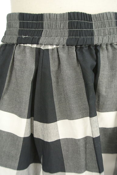 STRAWBERRY-FIELDS（ストロベリーフィールズ）の古着「膝下丈ブロックチェック柄フレアスカート（スカート）」大画像４へ