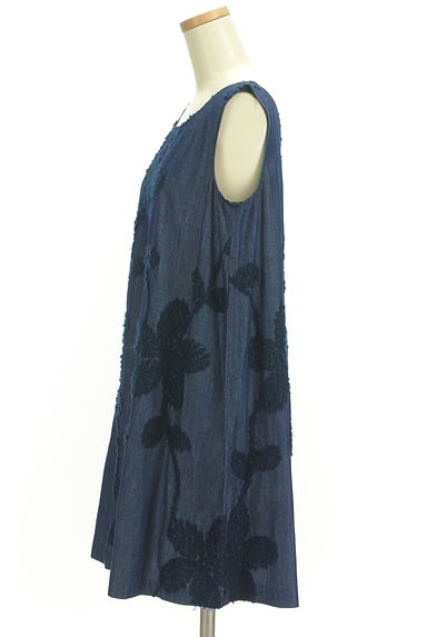 TABASA（タバサ）の古着「花柄刺繍ノースリデニム風チュニック（カットソー・プルオーバー）」大画像３へ