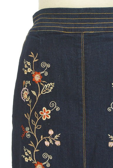 REDYAZEL（レディアゼル）の古着「フラワー刺繍ミモレタイトデニムスカート（ロングスカート・マキシスカート）」大画像５へ
