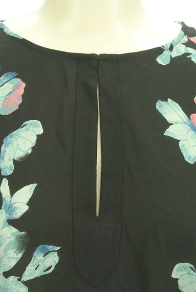 BCBG MaxAzria（ビーシービージーマックスアズリア）の古着「フラワーシアーフィッシュテールブラウス（カットソー・プルオーバー）」大画像４へ