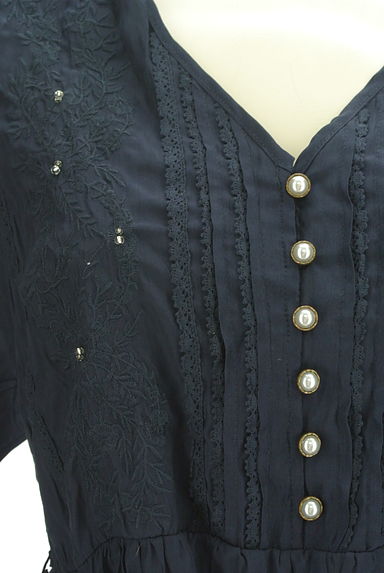 axes femme（アクシーズファム）の古着「ボリューム袖刺繍入りペプラムカットソー（カットソー・プルオーバー）」大画像４へ