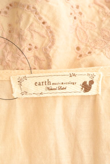 earth music&ecology（アースミュージック＆エコロジー）の古着「フラワー刺繍ギャザーブラウス（カットソー・プルオーバー）」大画像６へ