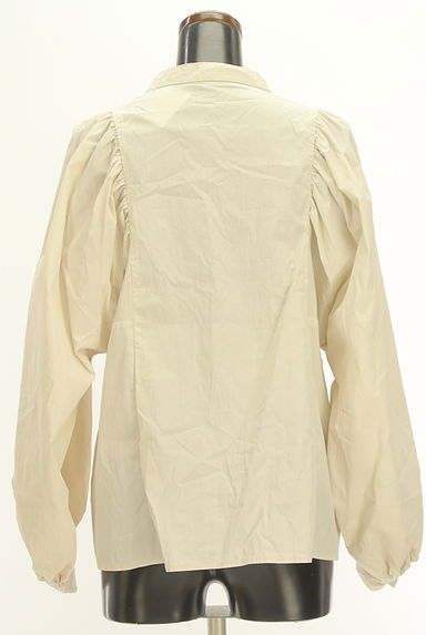 Te chichi（テチチ）の古着「ギャザーボリューム袖バンドカラーシャツ（ブラウス）」大画像２へ