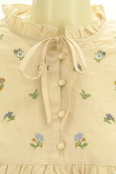 SM2（サマンサモスモス）の古着「花刺繍入りフリルヨークブラウス（カットソー・プルオーバー）」大画像４へ