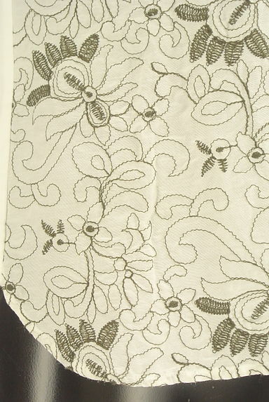 SCAPA（スキャパ）の古着「フロント花刺繍キーネックカットソー（カットソー・プルオーバー）」大画像５へ