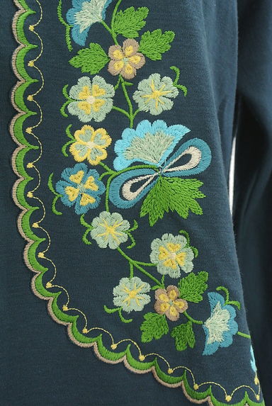 TOKUKO1erVOL（トクコプルミエヴォル）の古着「レイヤード風花刺繍入りスカラップハイネックカットソー（カットソー・プルオーバー）」大画像５へ