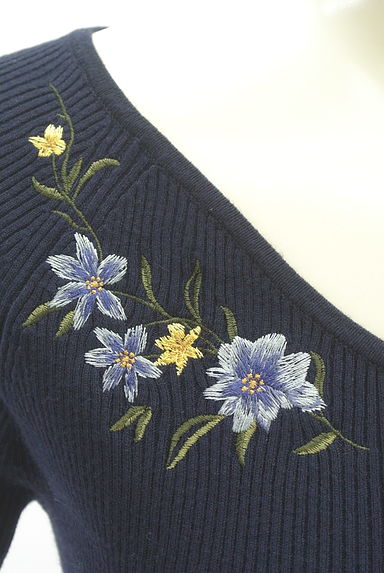 JUSGLITTY（ジャスグリッティー）の古着「花刺繍入り五分袖リブニット（ニット）」大画像４へ