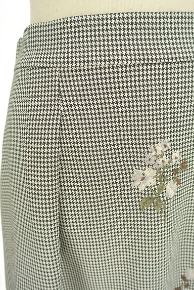 LAISSE PASSE（レッセパッセ）の古着「花刺繍入り千鳥格子柄膝下スカート（ロングスカート・マキシスカート）」大画像４へ