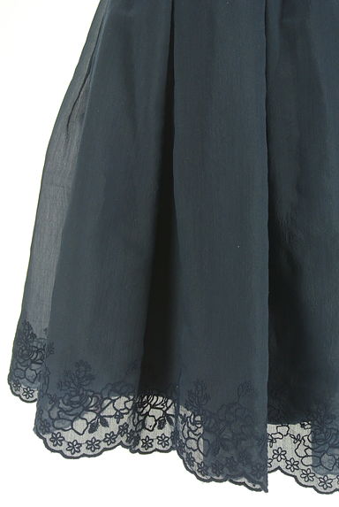 JILL by JILLSTUART（ジルバイジルスチュアート）の古着「刺繍入り膝上シフォンフレアスカート（スカート）」大画像５へ