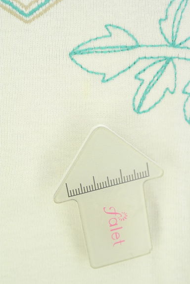 Laura Ashley（ローラアシュレイ）の古着「花刺繍VネックTシャツ（Ｔシャツ）」大画像５へ