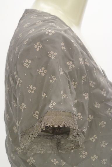 Laura Ashley（ローラアシュレイ）の古着「花柄カシュクールカットソー（ブラウス）」大画像４へ