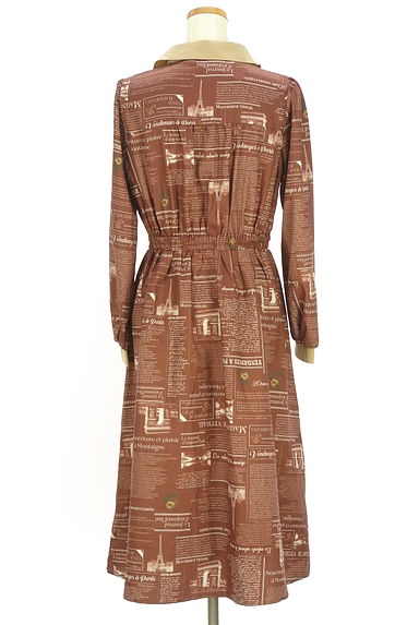 axes femme（アクシーズファム）の古着「英字プリントサテン切替衿ワンピース（ワンピース・チュニック）」大画像２へ