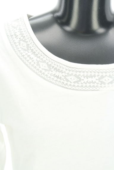 Laura Ashley（ローラアシュレイ）の古着「刺繍ネックTシャツ（Ｔシャツ）」大画像４へ