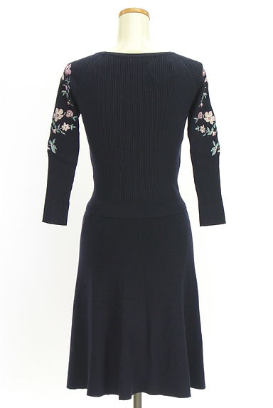 PROPORTION BODY DRESSING（プロポーションボディ ドレッシング）の古着「刺しゅうニットカーデ+膝上スカートセット（セットアップ（ジャケット＋スカート））」大画像２へ