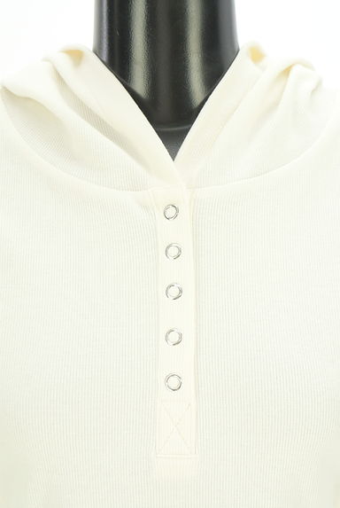 AZUL BY MOUSSY（アズールバイマウジー）の古着「ヘンリーネックフーディリブトップス（ニット）」大画像４へ