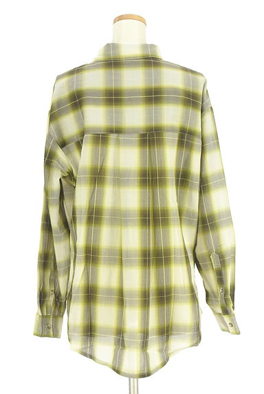 AZUL BY MOUSSY（アズールバイマウジー）の古着「オーバーサイズチェックシャツ（カジュアルシャツ）」大画像２へ