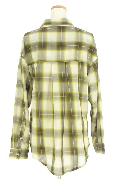 AZUL BY MOUSSY（アズールバイマウジー）の古着「オーバーサイズチェックシャツ（カジュアルシャツ）」大画像２へ