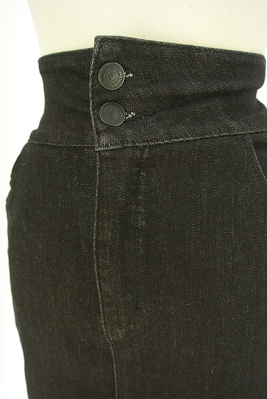 AZUL BY MOUSSY（アズールバイマウジー）の古着「ブラックデニムタイトスカート（ロングスカート・マキシスカート）」大画像４へ