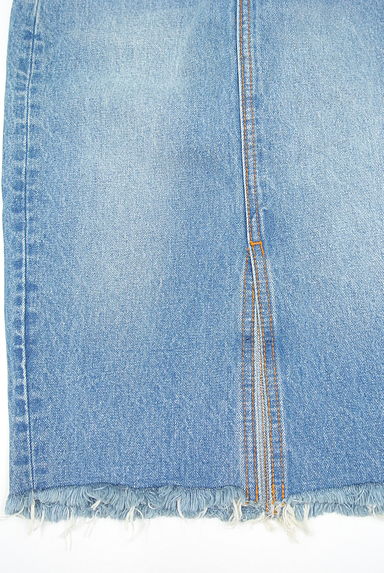 クリックで大画像表示 AZUL BY MOUSSY(アズールバイマウジー)の古着「フリンジ膝丈デニムタイトスカート(スカート)」大画像5へ