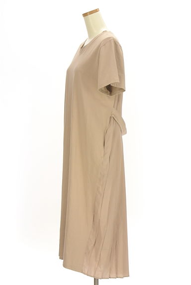 クリックで大画像表示 AZUL BY MOUSSY(アズールバイマウジー)の古着「バックプリーツロングワンピース(ワンピース・チュニック)」大画像3へ