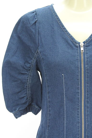 クリックで大画像表示 AZUL BY MOUSSY(アズールバイマウジー)の古着「パフスリデニムワンピース(ワンピース・チュニック)」大画像4へ