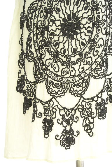 クリックで大画像表示 Sybilla(シビラ)の古着「刺繍入り膝丈ワンピース(カットソー・プルオーバー)」大画像5へ