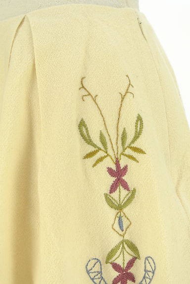 クリックで大画像表示 Sybilla(シビラ)の古着「膝丈刺繍フレアスカート(スカート)」大画像4へ