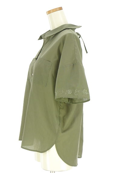 クリックで大画像表示 axes femme(アクシーズファム)の古着「刺繍入りスキッパーブラウス(ブラウス)」大画像3へ