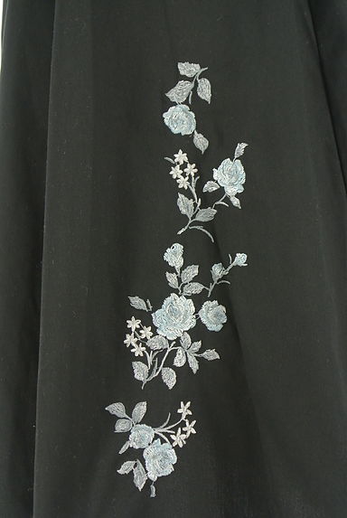 axes femme（アクシーズファム）の古着「花柄刺しゅうミモレ丈フレアスカート（ロングスカート・マキシスカート）」大画像４へ