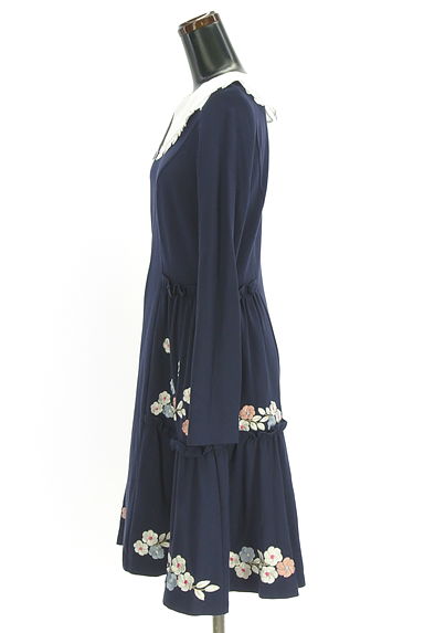 Chesty（チェスティ）の古着「付け襟花刺繍膝丈フレアワンピース（ワンピース・チュニック）」大画像３へ