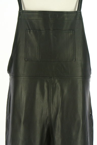 クリックで大画像表示 GALLARDAGALANTE(ガリャルダガランテ)の古着「フェイクレザーサロペットパンツ(オーバーオール・サロペット)」大画像4へ