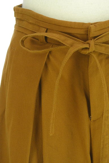 クリックで大画像表示 HUMAN WOMAN(ヒューマンウーマン)の古着「ベルト付きアンクル丈タックワイドパンツ(パンツ)」大画像4へ