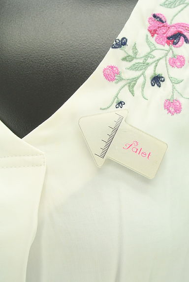 Fabulous Angela（ファビュラスアンジェラ）の古着「花刺繍入りブラウス（カットソー・プルオーバー）」大画像５へ