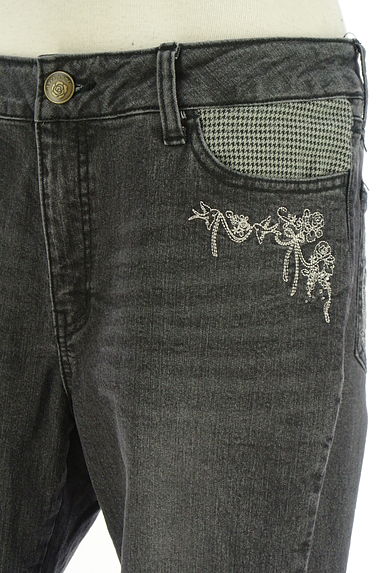 axes femme（アクシーズファム）の古着「刺繍入りブラックデニムパンツ（デニムパンツ）」大画像４へ