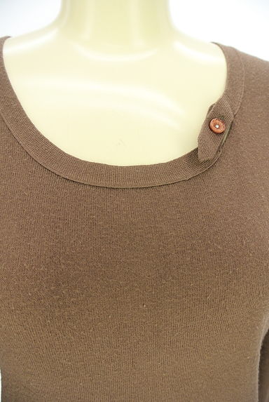 クリックで大画像表示 INDIVI(インディヴィ)の古着「花モチーフボタン付きニットトップス(ニット)」大画像4へ