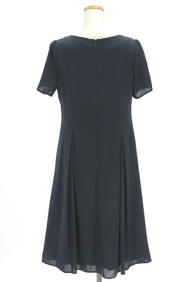 クリックで大画像表示 Tiaclasse(ティアクラッセ)の古着「ピンタック膝下ワンピース(ワンピース・チュニック)」大画像2へ